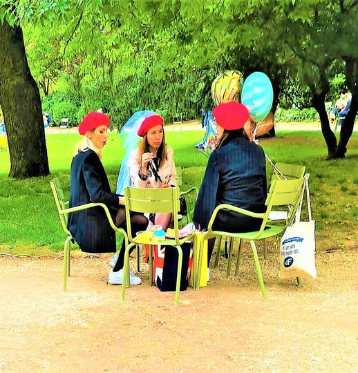 "Chapeau et bonnes manières: Guide élégant pour une conduite irréprochable en société" 3 Béret Photographie: Patrick Blanchard Imagier