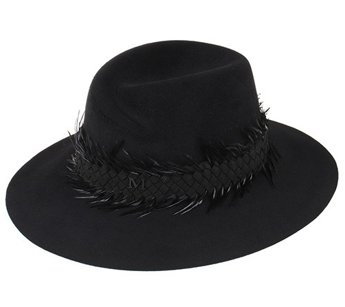 "Chapeau et bonnes manières: Guide élégant pour une conduite irréprochable en société" 5 Maison Michel
Chapeau en feutre, daim tressé et plumes (€ 630).