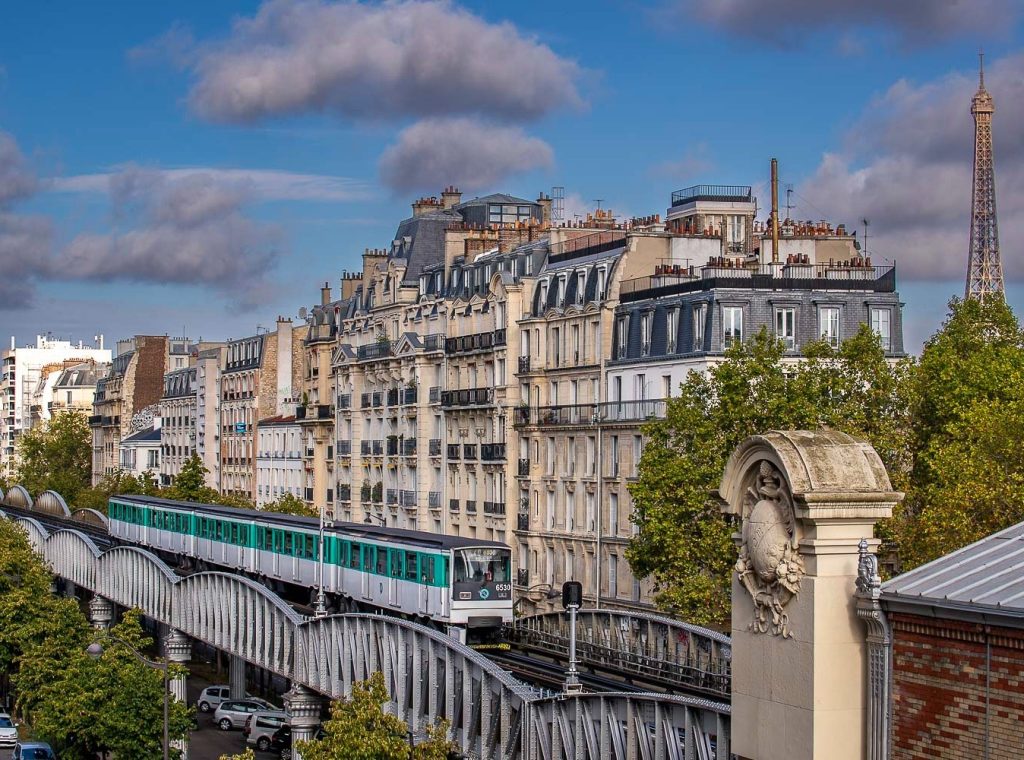 Rue Saint-Denis : rue emblématique des mondes contrastés de Paris ...