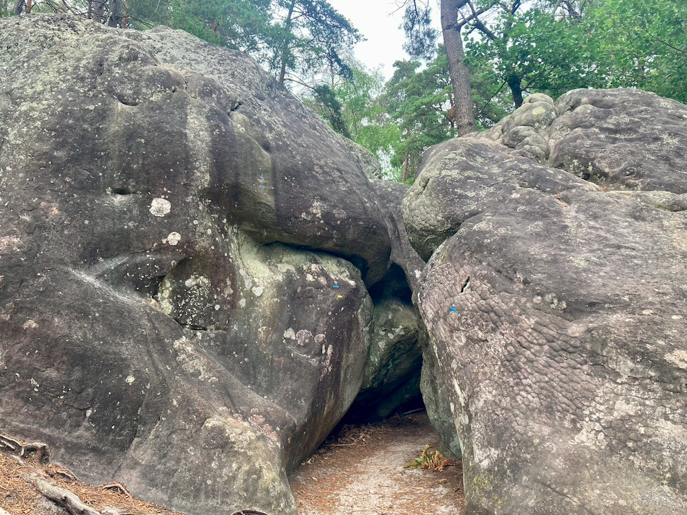 " Paris en septembre: Activités Incontournables et Balades Secrètes". 4 Grotte du "Serment de Denecourt" ou « Dernière Folie Denecourt » œuvre de Claude-François Denecourt (1853) qui a inventé les premiers chemins balisés pour la randonnée en Forêt de Fontainebleau, Détournements Mineurs