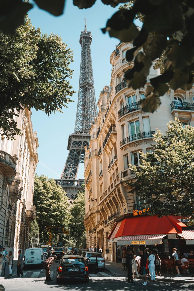 Paris en été : un enchantement estival. 3 Paris en été et ses terrasses climatisées, un passe temps incontournable.