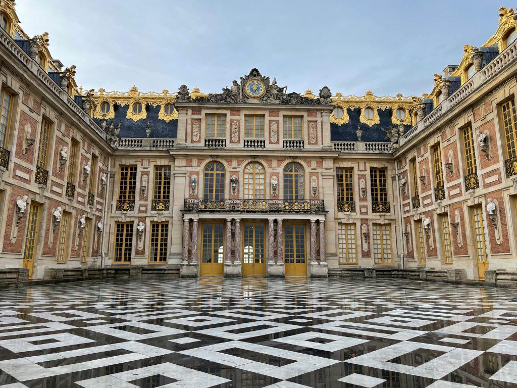 Top 5 des escapades à moins d'une heure de train depuis Paris 11 Escapade cour intérieure Château de Versailles
