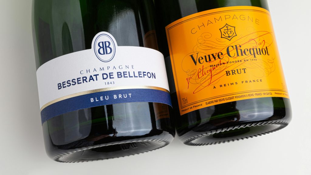Top 5 des escapades à moins d'une heure de train depuis Paris 9 La Veuve Clicquot est une célèbre maison de champagne fondée en 1772 par Philippe Clicquot. Son épouse, Barbe-Nicole Ponsardin, a repris l'entreprise après la mort de son mari en 1805. Elle a innové en développant le champagne brut et en créant la méthode de remuage, qui permet d'obtenir des bouteilles plus claires. Grâce à ses innovations, La Veuve Clicquot est devenue l'une des marques de champagne les plus prestigieuses au monde.