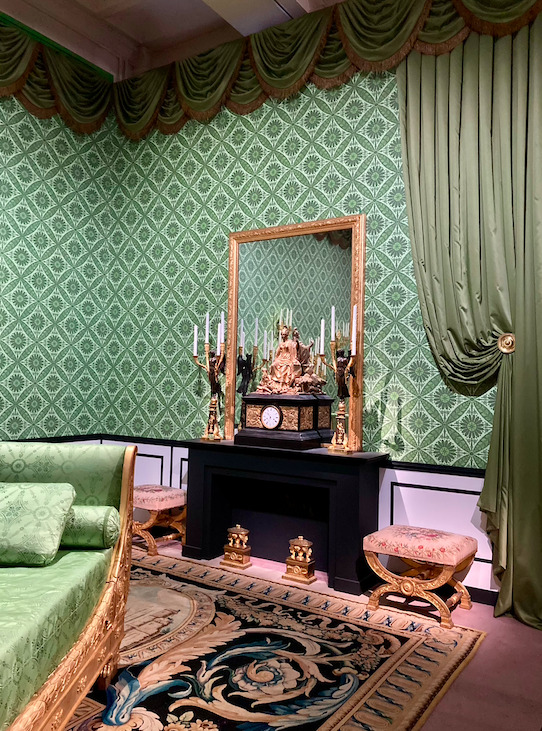 Top 5 des escapades à moins d'une heure de train depuis Paris 10 Reconstitution de la chambre de Charles X au Palais du Tau à Reims pour son sacre avec un "Lit" en bois doré (circa 1815) présenté sur un "Tapis" de l'Atelier Lourdet pour la Manufacture de la Savonnerie d'après Charles Le Brun en laine et lin (1682) à l'exposition “Le Dernier Sacre” conçue par Stéphane Bern et Jacques Garcia à la Galerie des Gobelins. Copyright Détournements mineurs