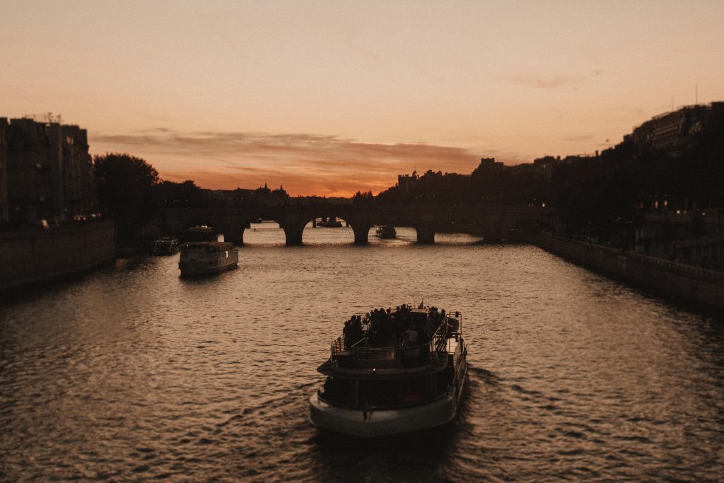 Paris-Croisière sur la seine au coucher du soleil