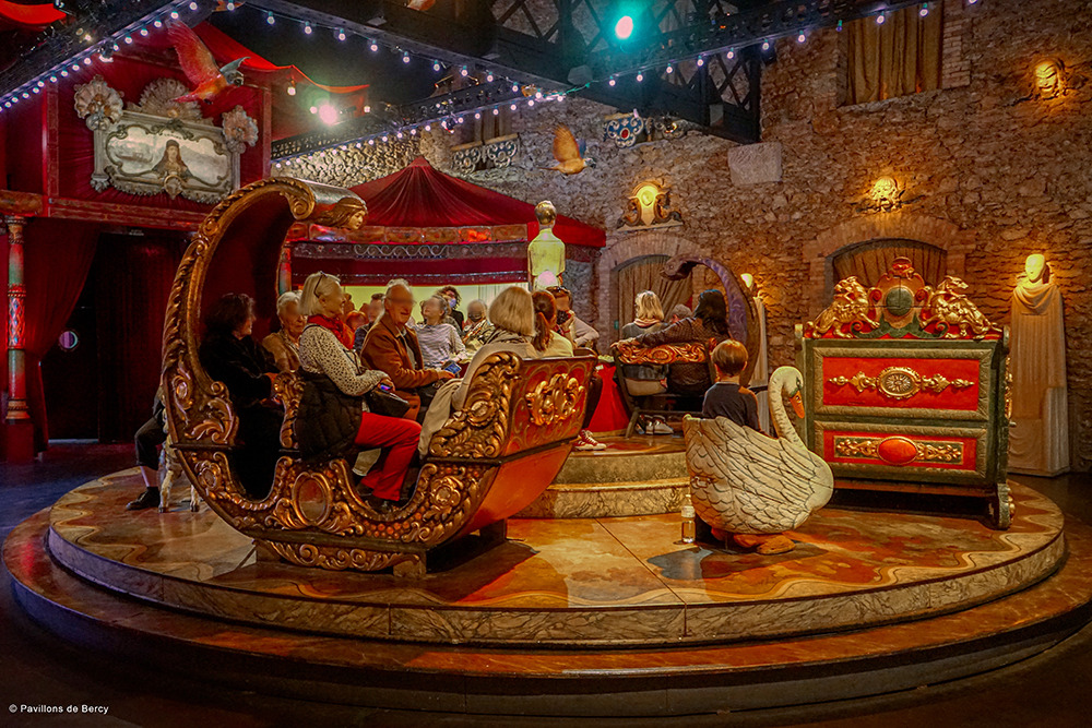 Paris en Février : Le Mois Secret des Amoureux et des Flâneurs. 2 Musée des Arts Forains une féérie parisienne idéale en Février.